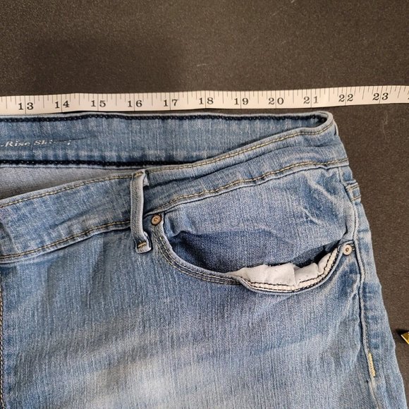 Levi's Strauss Gold Women's 38W X 30L Blue Light Wash Denim Mid Rise Skinny Jean - Picture 8 of 14